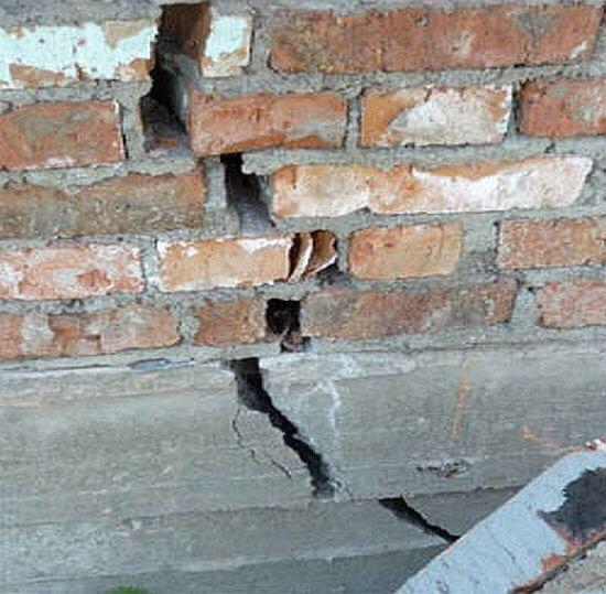 Трещины несущей стены. Трещина в кирпичной стене. Трещины в фундаменте. Разрушение бетонного фундамента. Растрескивание кирпича.